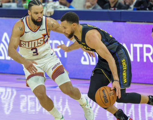 (251221) -- SAN FRANCISCO, Dec. 21, 2025 -- Stephen Curry (R) of Golden State Warriors competes during the 2025-2026 NBA, Basketball Herren, USA regular season game between Golden State Warriors and Phoenix Suns in San Francisco, the United States, Dec. 20, 2025. (Photo by Xinhua) (SP)U.S.-SAN FRANCISCO-BASKETBALL-NBA-WARRIORS VS SUNS DongxXudong 