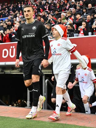 20 12 2025 Soccer Season 2025 2026 2 Soccer Bundesliga 17 Matchday Fortuna Düsseldorf F95 SpVgg Greuther Fürth Kleeblatt Sportfoto Zink xwoxzix DFL regulations prohibit any use of photographs as image sequences and or quasi video only for editorial use Philipp Ziereis 4, SpVgg Greuther Fürth läuft ein