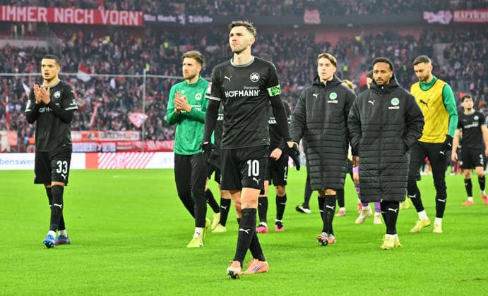 20 12 2025 Soccer season 2025 2026 2 Soccer Bundesliga 17 Matchday Fortuna Düsseldorf F95 SpVgg Greuther Fürth Kleeblatt Sportfoto Zink xwoxzix DFL regulations prohibit any use of photographs as image sequences and or quasi video only for editorial use Branimir Hrgota 10, SpVgg Greuther Fürth disappointed Disappointment after the end of the match