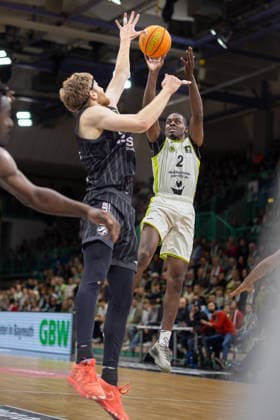 Tehree Horn BBC Bayreuth, 02 Lukas Milner Tigers Tuebingen, 17 GER, BBC Bayreuth vs Tigers Tuebingen, Basketball, BARMER 2 Bundesliga Bundesliga, Pro A, Season 2025 2026, 13 Matchday, 20 12 2025 GER, BBC Bayreuth vs Tigers Tuebingen, Basketball, BARMER 2 Bundesliga Bundesliga, Pro A, Season 2025 2026, 13 Matchday, 20 12 2025 Bayreuth Copyright: xEibner-Pressefoto ArdanxFuessmanx EP_AFN