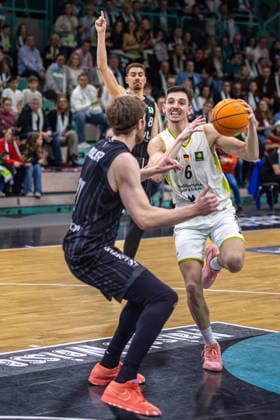 Moritz Plescher BBC Bayreuth, 06 on the cue ball in a duel with Lukas Milner Tigers Tuebingen, 17 In the background Felix Edwardsson Tigers Tuebingen, 08 GER, BBC Bayreuth vs Tigers Tuebingen, Basketball, BARMER 2 Bundesliga Bundesliga, Pro A, 2025 2026 season, 13 Matchday, 20 12 2025 GER, BBC Bayreuth vs Tigers Tuebingen, Basketball, BARMER 2 Bundesliga Bundesliga, Pro A, 2025 2026 season, 13 Matchday, 20 12 2025 Bayreuth Copyright: xEibner-Pressefoto ArdanxFuessmanx EP_AFN