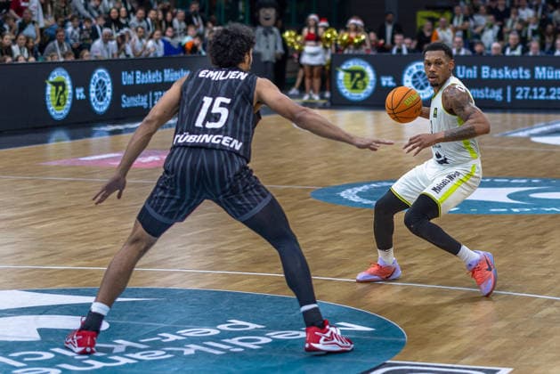 Rayshawn Mart BBC Bayreuth, 03 , Patrick Etienne Fardy Emilien Tigers Tuebingen, 15 GER, BBC Bayreuth vs Tigers Tuebingen, Basketball, BARMER 2 Bundesliga Bundesliga, Pro A, Season 2025 2026, 13 Matchday, 20 12 2025 GER, BBC Bayreuth vs Tigers Tuebingen, Basketball, BARMER 2 Bundesliga Bundesliga, Pro A, Season 2025 2026, 13 Matchday, 20 12 2025 Bayreuth Copyright: xEibner-Pressefoto ArdanxFuessmanx EP_AFN