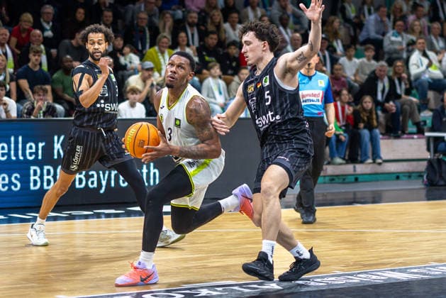 Rayshawn Mart BBC Bayreuth, 03 Kaya Bayram Tigers Tuebingen, 05 , In the background Miles Tention Tigers Tuebingen, 03 GER, BBC Bayreuth vs Tigers Tuebingen, Basketball, BARMER 2 Bundesliga Bundesliga, Pro A, Season 2025 2026, 13 Matchday, 20 12 2025 GER, BBC Bayreuth vs Tigers Tuebingen, Basketball, BARMER 2 Bundesliga Bundesliga, Pro A, Season 2025 2026, 13 Matchday, 20 12 2025 Bayreuth Copyright: xEibner-Pressefoto ArdanxFuessmanx EP_AFN