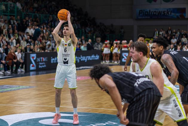 Moritz Plescher BBC Bayreuth, 06 at the free throw line GER, BBC Bayreuth vs Tigers Tuebingen, Basketball, BARMER 2 Bundesliga Bundesliga, Pro A, Season 2025 2026, Matchday 13, 20 12 2025 GER, BBC Bayreuth vs Tigers Tuebingen, Basketball, BARMER 2 Bundesliga Bundesliga, Pro A, Season 2025 2026, Matchday 13, 20 12 2025 Bayreuth Copyright: xEibner-Pressefoto ArdanxFuessmanx EP_AFN