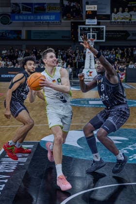 Moritz Plescher BBC Bayreuth, 06 , Melkisedek Moreaux Tigers Tuebingen, 23 , in the background Silas Oriane Tigers Tuebingen, 07 GER, BBC Bayreuth vs Tigers Tuebingen, Basketball, BARMER 2 Bundesliga Bundesliga, Pro A, Season 2025 2026, 13 Matchday, 20 12 2025 GER, BBC Bayreuth vs Tigers Tuebingen, Basketball, BARMER 2 Bundesliga Bundesliga, Pro A, Season 2025 2026, 13 Matchday, 20 12 2025 Bayreuth Copyright: xEibner-Pressefoto ArdanxFuessmanx EP_AFN