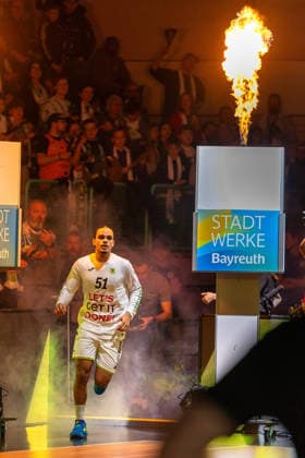 Louis Nauthon BBC Bayreuth, 51 on entry with flames GER, BBC Bayreuth vs Tigers Tuebingen, Basketball, BARMER 2 Bundesliga Bundesliga, Pro A, Season 2025 2026, Matchday 13, 20 12 2025 GER, BBC Bayreuth vs Tigers Tuebingen, Basketball, BARMER 2 Bundesliga Bundesliga, Pro A, Season 2025 2026, Matchday 13, 20 12 2025 Bayreuth Copyright: xEibner-Pressefoto ArdanxFuessmanx EP_AFN