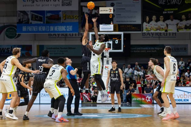 Patrick Etienne Fardy Emilien Tigers Tuebingen, 15 and Nat Diallo BBC Bayreuth, 08 at tip-off at the start of the game Lenny Liedtke BBC Bayreuth, 55 , Rayshawn Mart BBC Bayreuth, 03 , Melkisedek Moreaux Tigers Tuebingen, 23 , Moritz Plescher BBC Bayreuth, 06 GER, BBC Bayreuth vs Tigers Tuebingen, Basketball, BARMER 2 Bundesliga Bundesliga, Pro A, Season 2025 2026, Matchday 13, 20 12 2025 GER, BBC Bayreuth vs Tigers Tuebingen, Basketball, BARMER 2 Bundesliga Bundesliga, Pro A, Season 2025 2026, Matchday 13, 20 12 2025 Bayreuth Copyright: xEibner-Pressefoto ArdanxFuessmanx EP_AFN
