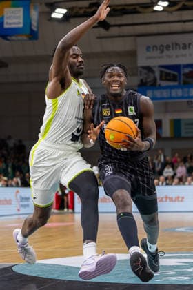 Melkisedek Moreaux Tigers Tuebingen, 23 , Nat Diallo BBC Bayreuth, 08 GER, BBC Bayreuth vs Tigers Tuebingen, Basketball, BARMER 2 Bundesliga Bundesliga, Pro A, Season 2025 2026, 13 Matchday, 20 12 2025 GER, BBC Bayreuth vs Tigers Tuebingen, Basketball, BARMER 2 Bundesliga Bundesliga, Pro A, Season 2025 2026, 13 Matchday, 20 12 2025 Bayreuth Copyright: xEibner-Pressefoto ArdanxFuessmanx EP_AFN