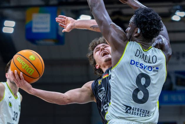 Kaya Bayram Tigers Tuebingen, 05 , Nat Diallo BBC Bayreuth, 08 GER, BBC Bayreuth vs Tigers Tuebingen, Basketball, BARMER 2 Bundesliga Bundesliga, Pro A, Season 2025 2026, 13 Matchday, 20 12 2025 GER, BBC Bayreuth vs Tigers Tuebingen, Basketball, BARMER 2 Bundesliga Bundesliga, Pro A, Season 2025 2026, 13 Matchday, 20 12 2025 Bayreuth Copyright: xEibner-Pressefoto ArdanxFuessmanx EP_AFN