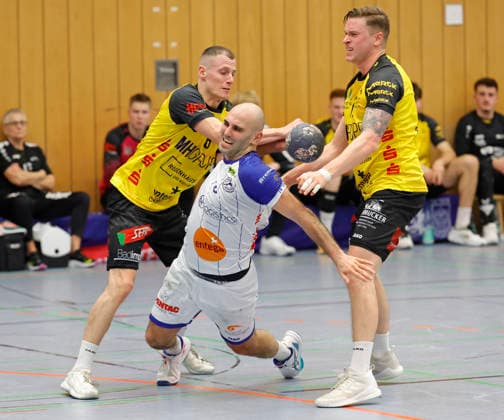 20 12 2025 Handball Men Regional League Season 2025 2026 TV Groß Umstadt HSG Groß Bieberau Modau 33 33 Foul 7 meter penalty throw v li Damjan Jajic 6 Bieberau David Acic 8 Umstadt Groß Umstadt Hessen Germany