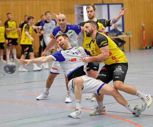 20 12 2025 Handball Mens Regional League Season 2025 2026 TV Groß Umstadt HSG Groß Bieberau Modau 33 33 Handle f li Rico Funck 17 Umstadt David Lubar 18 Bieberau Groß Umstadt Hesse Germany