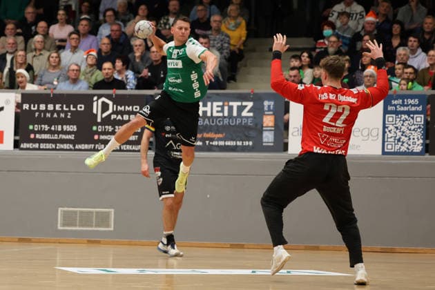 20 12 2025, Handball, Men, 3 League, Season South West, Season 2025 2026, HG Saarlouis TuS 82 Opladen, Yves Kunkel HG Saarlouis , Colin Beckert TuS 82 Opladen Saarlouis Stadtgartenhalle Saarland Germany DEU Copyright: xSebastianxBachx