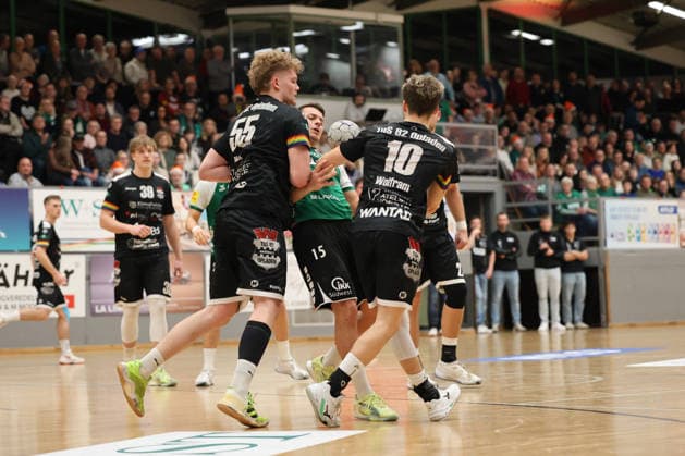 20 12 2025, Handball, Men, 3 League, Season South West, Season 2025 2026, HG Saarlouis TuS 82 Opladen, Yves Kunkel HG Saarlouis , Malte Wolfram TuS 82 Opladen , Lucius Heß TuS 82 Opladen Saarlouis Stadtgartenhalle Saarland Germany DEU Copyright: xSebastianxBachx