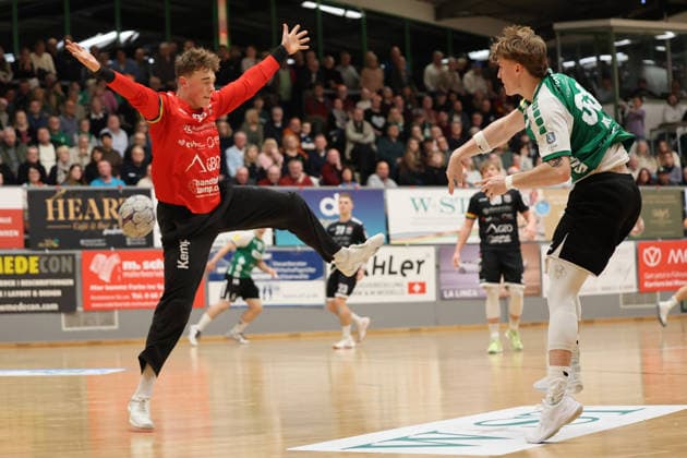 20 12 2025, Handball, Men, 3 League, Season South West, Season 2025 2026, HG Saarlouis TuS 82 Opladen, Elyas Noh HG Saarlouis , Colin Beckert TuS 82 Opladen Saarlouis Stadtgartenhalle Saarland Germany DEU Copyright: xSebastianxBachx