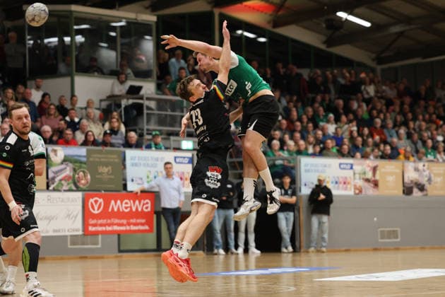 20 12 2025, Handball, Men, 3 League, Season South West, Season 2025 2026, HG Saarlouis TuS 82 Opladen, Lars Weissgerber HG Saarlouis , Maxim Swiedelsky TuS 82 Opladen Saarlouis Stadtgartenhalle Saarland Germany DEU Copyright: xSebastianxBachx