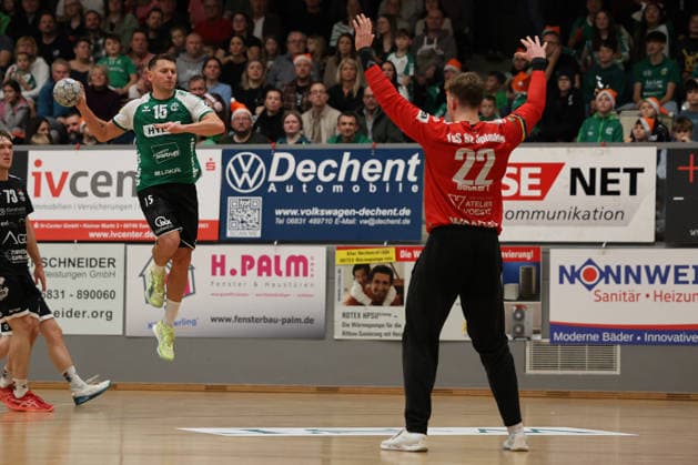 20 12 2025, Handball, Men, 3 League, Season South West, Season 2025 2026, HG Saarlouis TuS 82 Opladen, Yves Kunkel HG Saarlouis , Colin Beckert TuS 82 Opladen Saarlouis Stadtgartenhalle Saarland Germany DEU Copyright: xSebastianxBachx