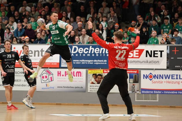 20 12 2025, Handball, Men, 3 League, Season South West, Season 2025 2026, HG Saarlouis TuS 82 Opladen, Yves Kunkel HG Saarlouis , Colin Beckert TuS 82 Opladen Saarlouis Stadtgartenhalle Saarland Germany DEU Copyright: xSebastianxBachx