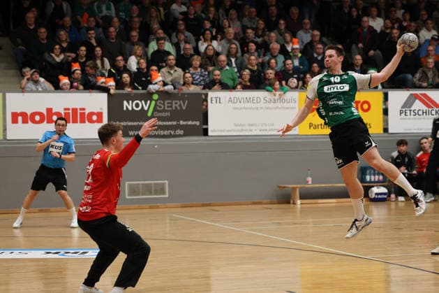 20 12 2025, Handball, Men, 3 League, Season South West, Season 2025 2026, HG Saarlouis TuS 82 Opladen, Lars Weissgerber HG Saarlouis , Colin Beckert TuS 82 Opladen Saarlouis Stadtgartenhalle Saarland Germany DEU Copyright: xSebastianxBachx