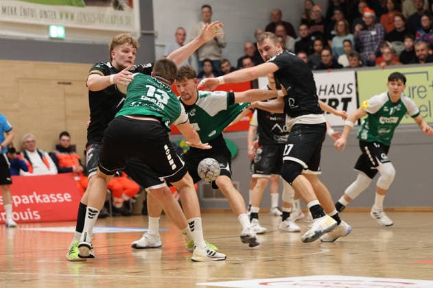 20 12 2025, Handball, Men, 3 League, Season South West, Season 2025 2026, HG Saarlouis TuS 82 Opladen, Sven Eberlein HG Saarlouis , Joshua Reitz HG Saarlouis , Fynn Johannmeyer TuS 82 Opladen Saarlouis Stadtgartenhalle Saarland Germany DEU Copyright: xSebastianxBachx