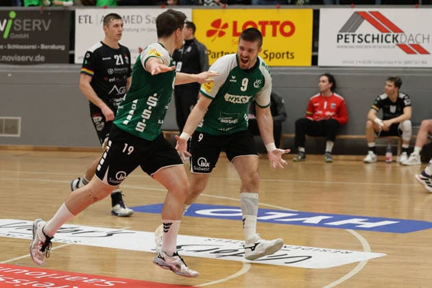 20 12 2025, Handball, Men, 3 Liga, Staffel Süd West, Season 2025 2026, HG Saarlouis TuS 82 Opladen, Philipp Kockler HG Saarlouis cheers with Lars Weissgerber HG Saarlouis Saarlouis Stadtgartenhalle Saarland Germany DEU Copyright: xSebastianxBachx