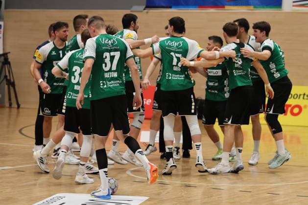 20 12 2025, Handball, Men, 3 Liga, Staffel Süd West, Season 2025 2026, HG Saarlouis TuS 82 Opladen, The team HG Saarlouis celebrates the victory Saarlouis Stadtgartenhalle Saarland Germany DEU Copyright: xSebastianxBachx