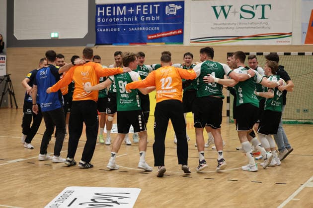 20 12 2025, Handball, Men, 3 Liga, Staffel Süd West, Season 2025 2026, HG Saarlouis TuS 82 Opladen, The team HG Saarlouis celebrates the victory Saarlouis Stadtgartenhalle Saarland Germany DEU Copyright: xSebastianxBachx