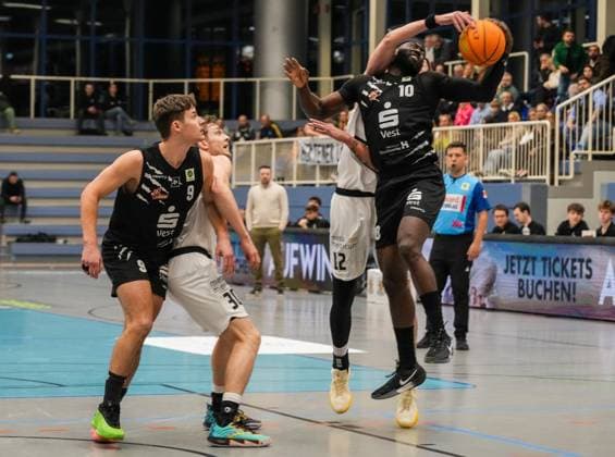Basketball in Essen FOR EDITORIAL PURPOSES ONLY EDITORIAL USE ONLY p Marc William Friederici and Niclas Jonathan Sperber of the ETB Miners in the game against David Ewald and Gilbert Kofi Gyamfi of the Hertener Löwen The game of the 2 Basketball Bundesliga Pro B, ETB Miners against the Hertener Löwen, on 20 12 2025 ended 74 59 in the sports hall Am Hallo, Ernestinenstraße 57 Michael Gohl FUNKE Foto Services p Sport Deutschland Nordrhein Westfalen Essen Copyright MichaelxGohl Copyright: MichaelxGohl doc83saooqcqj414dt2ttw0 ,EDITORIAL USE ONLY Copyright: MichaelxGohl