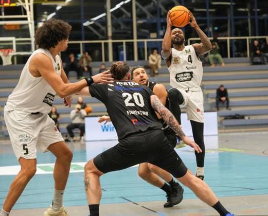 Basketball in Essen FOR EDITORIAL PURPOSES ONLY EDITORIAL USE ONLY p Benjamin Uzoma and Quashawn Tyrese Lane of the ETB Miners in the game against Dario Fiorentino former player of Essen from the Hertener Löwen The game of the 2 Basketball Bundesliga Pro B, ETB Miners against the Hertener Löwen, on 20 12 2025 ended 74 59 in the sports hall Am Hallo, Ernestinenstraße 57 Michael Gohl FUNKE Foto Services p Sport Deutschland Nordrhein Westfalen Essen Copyright MichaelxGohl Copyright: MichaelxGohl doc83sapho6dvp6gclatw0 ,EDITORIAL USE ONLY Copyright: MichaelxGohl