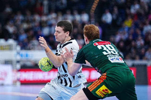 Elias Ellefsen a Skipagotu THW Kiel, 71 , Lukas Stutzke TSV Hannover Burgdorf, 39 GER, THW Kiel vs TSV Hannover Burgdorf, Handball, 1 Bundesliga, Matchday 18, Season 2025 2026, 20 12 2025 GER, THW Kiel vs TSV Hannover Burgdorf, Handball, 1 Bundesliga, Matchday 18, Season 2025 2026, 20 12 2025 Kiel Copyright: xEibner-Pressefoto MarcelxvonxFehrnx EP_MFN