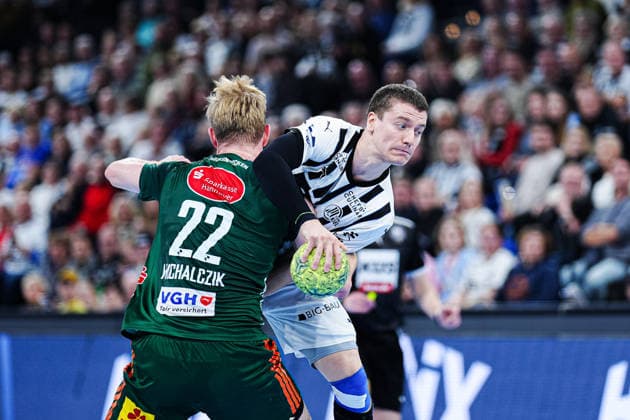 Marian Michalczik TSV Hannover Burgdorf, 22 , Elias Ellefsen a Skipagotu THW Kiel, 71 GER, THW Kiel vs TSV Hannover Burgdorf, Handball, 1 Bundesliga, Matchday 18, Season 2025 2026, 20 12 2025 GER, THW Kiel vs TSV Hannover Burgdorf, Handball, 1 Bundesliga, Matchday 18, Season 2025 2026, 20 12 2025 Kiel Copyright: xEibner-Pressefoto MarcelxvonxFehrnx EP_MFN
