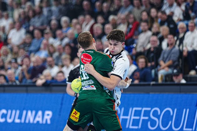 Jonathan Edvardsson TSV Hannover Burgdorf, 26 , Rasmus Ankermann THW Kiel, 22 GER, THW Kiel vs TSV Hannover Burgdorf, Handball, 1 Bundesliga, Matchday 18, Season 2025 2026, 20 12 2025 GER, THW Kiel vs TSV Hannover Burgdorf, Handball, 1 Bundesliga, Matchday 18, Season 2025 2026, 20 12 2025 Kiel Copyright: xEibner-Pressefoto MarcelxvonxFehrnx EP_MFN