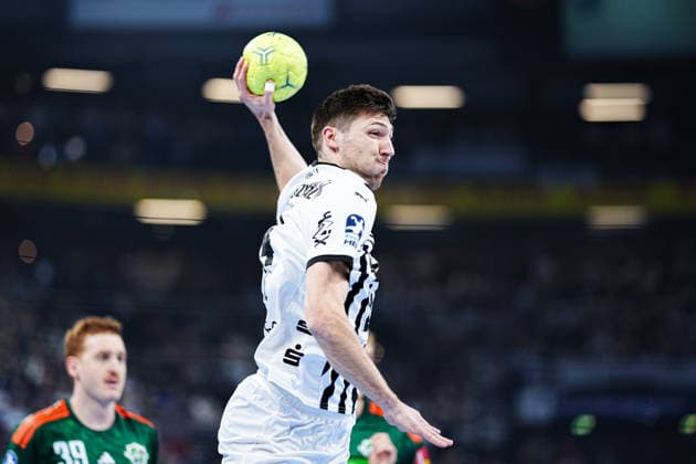 Throw Goal Lukas Zerbe THW Kiel, 24 GER, THW Kiel vs TSV Hannover Burgdorf, Handball, 1 Bundesliga, Matchday 18, Season 2025 2026, 20 12 2025 GER, THW Kiel vs TSV Hannover Burgdorf, Handball, 1 Bundesliga, Matchday 18, Season 2025 2026, 20 12 2025 Kiel Copyright: xEibner-Pressefoto MarcelxvonxFehrnx EP_MFN