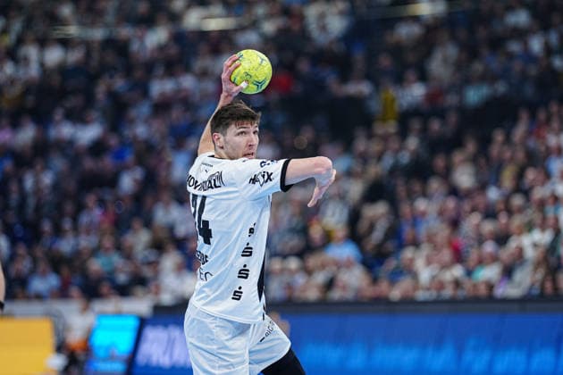7 meter throw goal Lukas Zerbe THW Kiel, 24 GER, THW Kiel vs TSV Hannover Burgdorf, Handball, 1 Bundesliga, Matchday 18, Season 2025 2026, 20 12 2025 GER, THW Kiel vs TSV Hannover Burgdorf, Handball, 1 Bundesliga, Matchday 18, Season 2025 2026, 20 12 2025 Kiel Copyright: xEibner-Pressefoto MarcelxvonxFehrnx EP_MFN