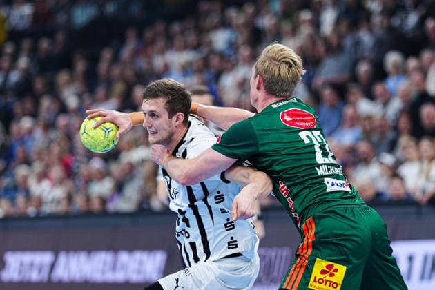 Nikola Bilyk THW Kiel, 53 , Marian Michalczik TSV Hannover Burgdorf, 22 GER, THW Kiel vs TSV Hannover Burgdorf, Handball, 1 Bundesliga, Matchday 18, Season 2025 2026, 20 12 2025 GER, THW Kiel vs TSV Hannover Burgdorf, Handball, 1 Bundesliga, Matchday 18, Season 2025 2026, 20 12 2025 Kiel Copyright: xEibner-Pressefoto MarcelxvonxFehrnx EP_MFN