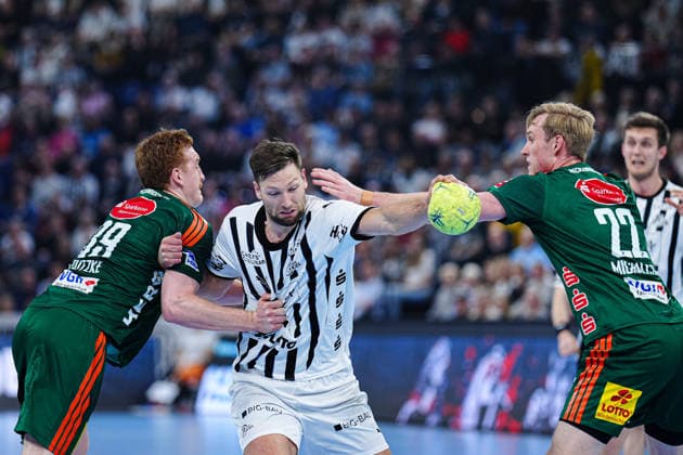 Lukas Stutzke TSV Hannover Burgdorf, 39 , Harald Reinkind THW Kiel, 06 , Marian Michalczik TSV Hannover Burgdorf, 22 GER, THW Kiel vs TSV Hannover Burgdorf, Handball, 1 Bundesliga, Matchday 18, Season 2025 2026, 20 12 2025 GER, THW Kiel vs TSV Hannover Burgdorf, Handball, 1 Bundesliga, Matchday 18, Season 2025 2026, 20 12 2025 Kiel Copyright: xEibner-Pressefoto MarcelxvonxFehrnx EP_MFN