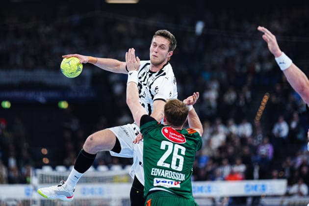 Nikola Bilyk THW Kiel, 53 , Jonathan Edvardsson TSV Hannover Burgdorf, 26 GER, THW Kiel vs TSV Hannover Burgdorf, Handball, 1 Bundesliga, Matchday 18, Season 2025 2026, 20 12 2025 GER, THW Kiel vs TSV Hannover Burgdorf, Handball, 1 Bundesliga, Matchday 18, Season 2025 2026, 20 12 2025 Kiel Copyright: xEibner-Pressefoto MarcelxvonxFehrnx EP_MFN
