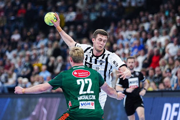 Marian Michalczik TSV Hannover Burgdorf, 22 , Nikola Bilyk THW Kiel, 53 GER, THW Kiel vs TSV Hannover Burgdorf, Handball, 1 Bundesliga, Matchday 18, Season 2025 2026, 20 12 2025 GER, THW Kiel vs TSV Hannover Burgdorf, Handball, 1 Bundesliga, Matchday 18, Season 2025 2026, 20 12 2025 Kiel Copyright: xEibner-Pressefoto MarcelxvonxFehrnx EP_MFN