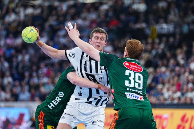 Marian Michalczik TSV Hannover Burgdorf, 22 , Nikola Bilyk THW Kiel, 53 , Lukas Stutzke TSV Hannover Burgdorf, 39 GER, THW Kiel vs TSV Hannover Burgdorf, Handball, 1 Bundesliga, Matchday 18, Season 2025 2026, 20 12 2025 GER, THW Kiel vs TSV Hannover Burgdorf, Handball, 1 Bundesliga, Matchday 18, Season 2025 2026, 20 12 2025 Kiel Copyright: xEibner-Pressefoto MarcelxvonxFehrnx EP_MFN