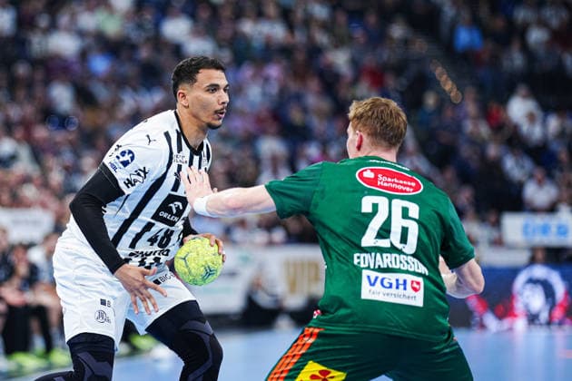Mohab Abdelhak THW Kiel, 48 , Jonathan Edvardsson TSV Hannover Burgdorf, 26 GER, THW Kiel vs TSV Hannover Burgdorf, Handball, 1 Bundesliga, Matchday 18, Season 2025 2026, 20 12 2025 GER, THW Kiel vs TSV Hannover Burgdorf, Handball, 1 Bundesliga, Matchday 18, Season 2025 2026, 20 12 2025 Kiel Copyright: xEibner-Pressefoto MarcelxvonxFehrnx EP_MFN