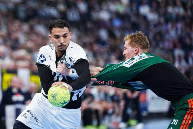 Mohab Abdelhak THW Kiel, 48 , Jonathan Edvardsson TSV Hannover Burgdorf, 26 GER, THW Kiel vs TSV Hannover Burgdorf, Handball, 1 Bundesliga, Matchday 18, Season 2025 2026, 20 12 2025 GER, THW Kiel vs TSV Hannover Burgdorf, Handball, 1 Bundesliga, Matchday 18, Season 2025 2026, 20 12 2025 Kiel Copyright: xEibner-Pressefoto MarcelxvonxFehrnx EP_MFN