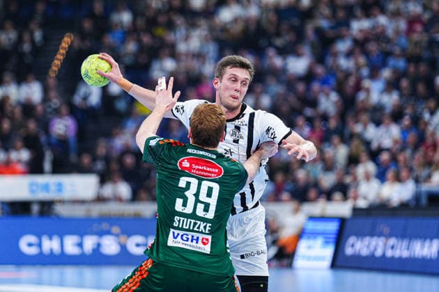 Lukas Stutzke TSV Hannover Burgdorf, 39 , Nikola Bilyk THW Kiel, 53 GER, THW Kiel vs TSV Hannover Burgdorf, Handball, 1 Bundesliga, Matchday 18, Season 2025 2026, 20 12 2025 GER, THW Kiel vs TSV Hannover Burgdorf, Handball, 1 Bundesliga, Matchday 18, Season 2025 2026, 20 12 2025 Kiel Copyright: xEibner-Pressefoto MarcelxvonxFehrnx EP_MFN