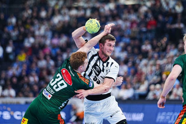 Lukas Stutzke TSV Hannover Burgdorf, 39 , Nikola Bilyk THW Kiel, 53 GER, THW Kiel vs TSV Hannover Burgdorf, Handball, 1 Bundesliga, Matchday 18, Season 2025 2026, 20 12 2025 GER, THW Kiel vs TSV Hannover Burgdorf, Handball, 1 Bundesliga, Matchday 18, Season 2025 2026, 20 12 2025 Kiel Copyright: xEibner-Pressefoto MarcelxvonxFehrnx EP_MFN