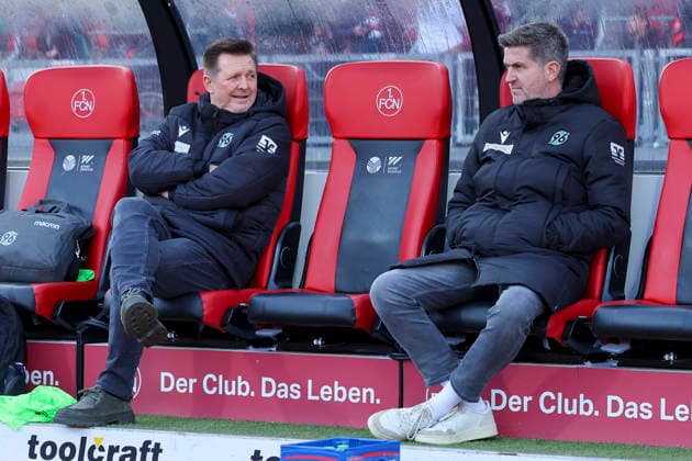 Coach Christian Titz Hannover 96 and sports director Ralf Becker Hannover 96 talk together, 2 Bundesliga, 1 FC Nürnberg v Hannover 96, Max Morlock Stadion on December 21, 2025 in Nuremberg, Germany Photo by Marco Steinbrenner DeFodi Images Coach Christian Titz Hannover 96 and sports director Ralf Becker Hannover 96 talk together, 2 Bundesliga, 1 FC Nürnberg v Hannover 96, Max Morlock Stadion, December 21, 2025 in Nuremberg, Germany Photo by Marco Steinbrenner DeFodi Images