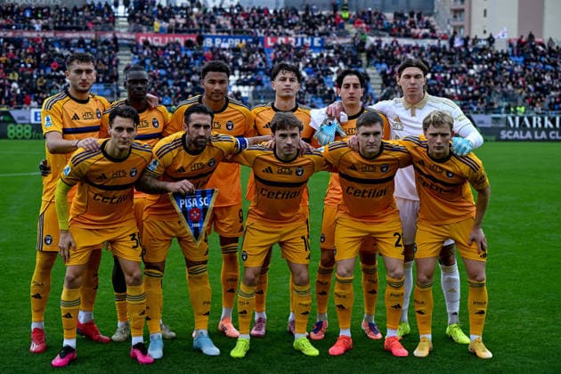 Pisa s line up prior the Serie A soccer match between Cagliari Calcio and Pisa at the Unipol Domus in Cagliari, Sardinia - Sunday, 21 december 2025. - Soccer  Copyright: xGianlucaxZuddas LaPressex