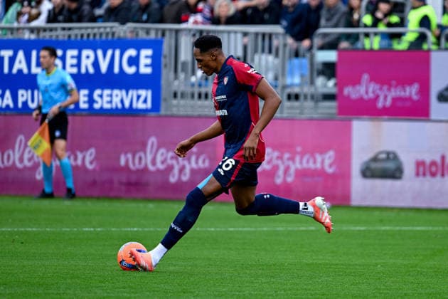 Cagliari s Yerry Mina in action during the Serie A soccer match between Cagliari Calcio and Pisa at the Unipol Domus in Cagliari, Sardinia - Sunday, 21 december 2025. - Soccer  Copyright: xGianlucaxZuddas LaPressex