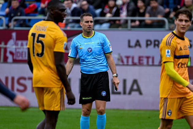 Referee Francesco Fourneau during the Serie A soccer match between Cagliari Calcio and Pisa at the Unipol Domus in Cagliari, Sardinia - Sunday, 21 december 2025. - Soccer  Copyright: xGianlucaxZuddas LaPressex