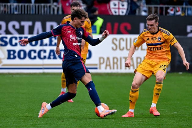 Cagliari s Sebastiano Esposito in action during the Serie A soccer match between Cagliari Calcio and Pisa at the Unipol Domus in Cagliari, Sardinia - Sunday, 21 december 2025. - Soccer  Copyright: xGianlucaxZuddas LaPressex
