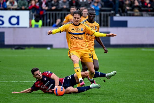 Pisa s Gabriele Piccinini in action during the Serie A soccer match between Cagliari Calcio and Pisa at the Unipol Domus in Cagliari, Sardinia - Sunday, 21 december 2025. - Soccer  Copyright: xGianlucaxZuddas LaPressex