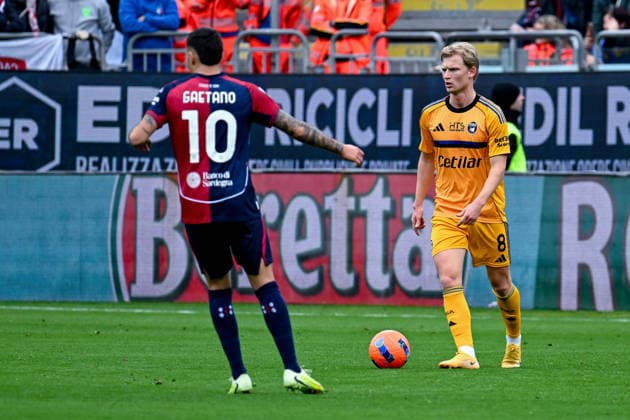 Pisa s Malthe Hojholt in action during the Serie A soccer match between Cagliari Calcio and Pisa at the Unipol Domus in Cagliari, Sardinia - Sunday, 21 december 2025. - Soccer  Copyright: xGianlucaxZuddas LaPressex