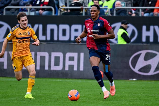 Cagliari s Yerry Mina in action during the Serie A soccer match between Cagliari Calcio and Pisa at the Unipol Domus in Cagliari, Sardinia - Sunday, 21 december 2025. - Soccer  Copyright: xGianlucaxZuddas LaPressex